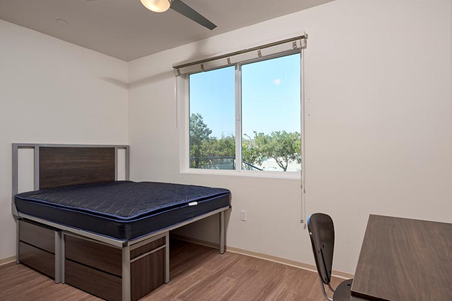 bedroom - Plaza Verde summer sublet with private bath