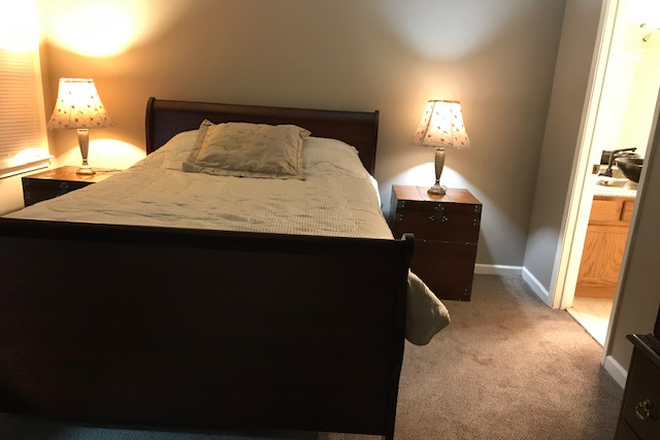 Queen Sleighbed with private bath - For Grad Stud.orStaff,2BD/2.5 Bath Furn.Townhome.,$1100 mo.per bdrm, util.& Net incl., avail. now