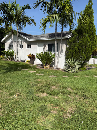 Private entrance - Fully furnished Studio w/ en suite bathroom, 1 minute from campus!