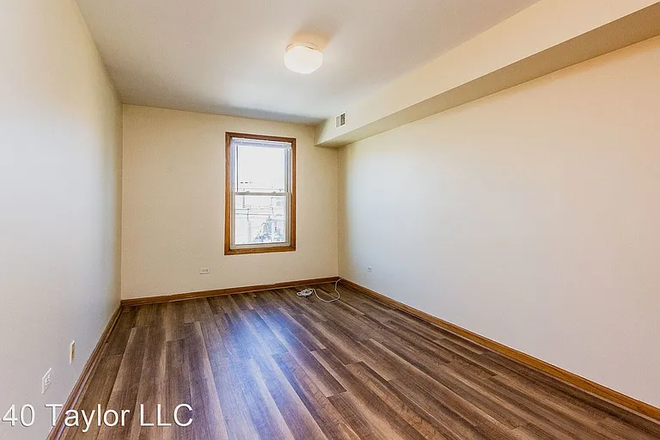 Bedroom - Apartment conveniently located between east and west campus.