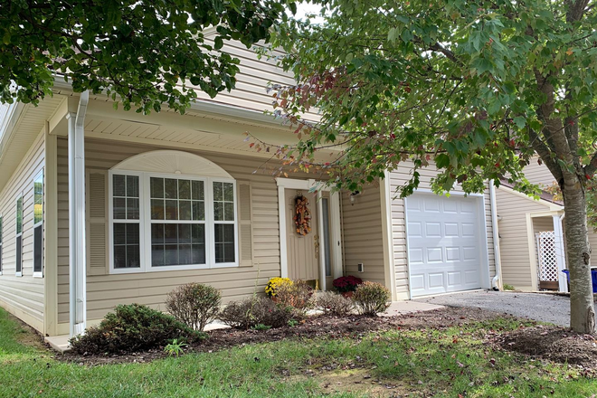 - 3 Bedroom, 2 Bath Townhouse End Unit with 1 Car Garage