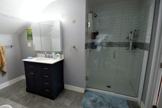 Bathroom - Beautiful apartment close to BC