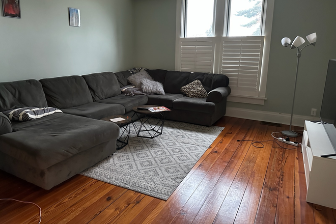 Living room - 479 Robinson WL Room for Rent! Immediate move in available House