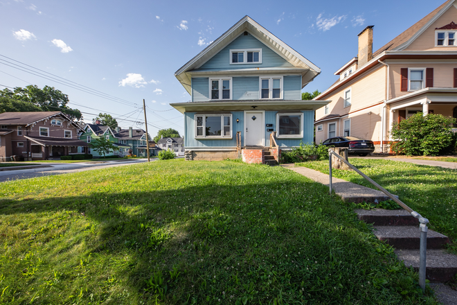 Outside view - Xavier Student Housing: Renovated 7 bedroom house