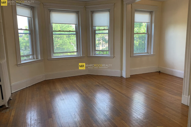 Bedroom-Livingroom - STUDIO COMMONWEALTH AVE MOVE IN **ASAP** BU AND BC LAW **NO FEE** Apartments