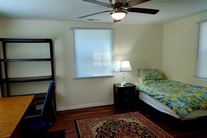 Master Bedroom - Spacious Master Suite near Grounds