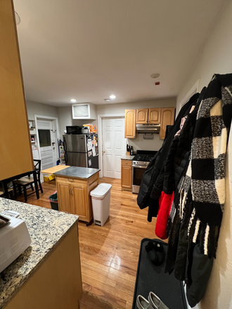 . - ** Bright and Sunny 2 Bed in North End Available 9/1!! Apartments