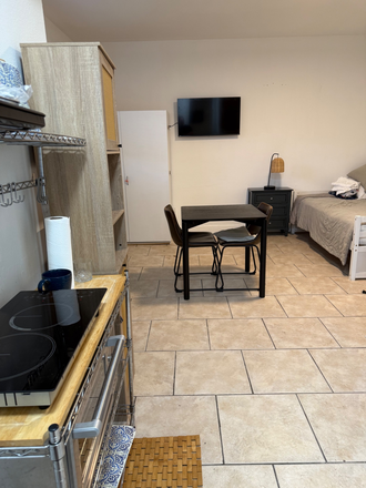 Unit - Cozy, Updated & Furnished Studio Near UM *All Utilities & Cable TV/WiFi Included*