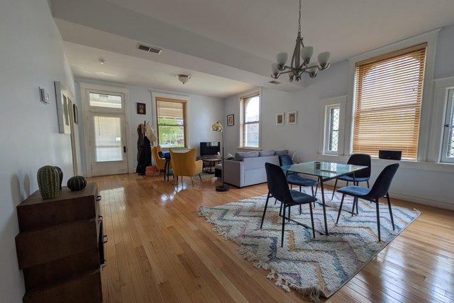 Living Room - Spacious 1 bedroom 1 bathroom within walking distance to Danforth campus