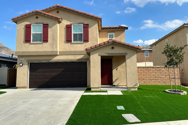 Outside Street - Beautiful new home, close to campus, beautiful views, quite neighborhood.