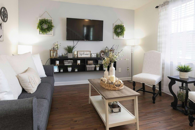 Open floor plan living room with lots of natural light - Colonial Townhome Apartments