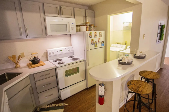Kitchen - Alight Blacksburg. On 4-5 bus lines. Less than 5 minute drive to campus.