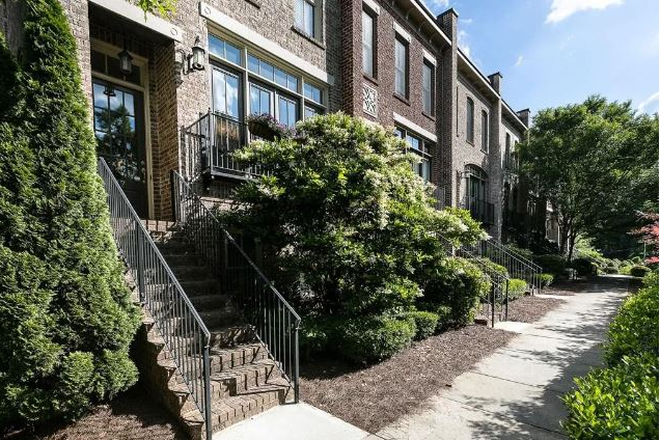 outside view - Elegant Decatur Townhouse - One Mile from Emory/CDC