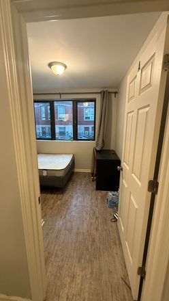 A queen size bed and study desk - AVAILABLE NOW!!! 1 Large Bedroom near UIC (60607) Townhome