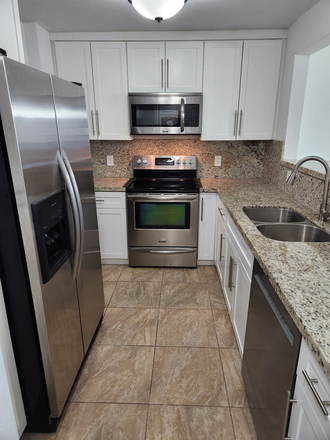 Open kitchen - SPACIOUS 3 Bedroom 2 bathroom condo in heart of Dadeland (right near Metrorail)