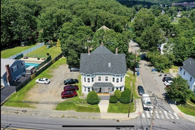 Outside - Gucci House, a block from campus. Very spacious and bright rooms. 5 beds/2baths or 3beds/1bath