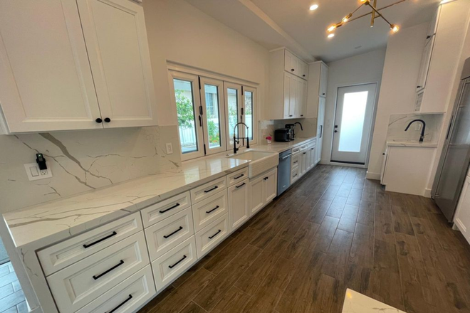 Kitchen - Beauty Newer Property near University