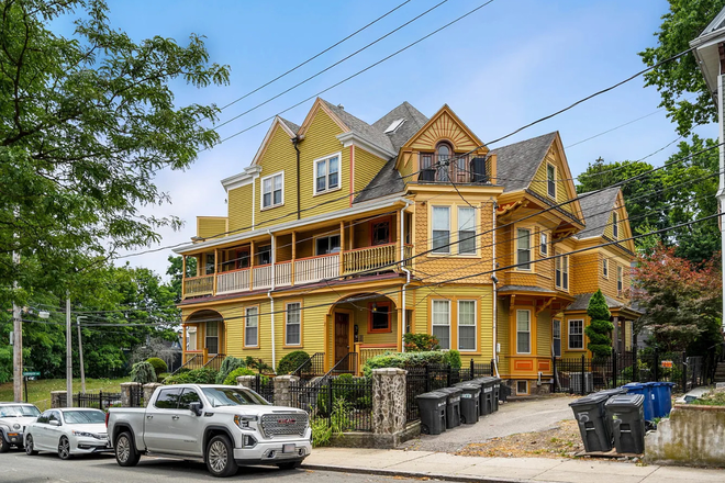 House - Open spot in 3b1b 10min from NU (free bus). Optional lease takeover for the whole place in August