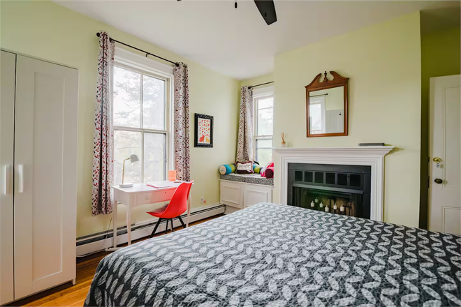 Fire Room - Private Bedroom and Bath in Historic Providence Home