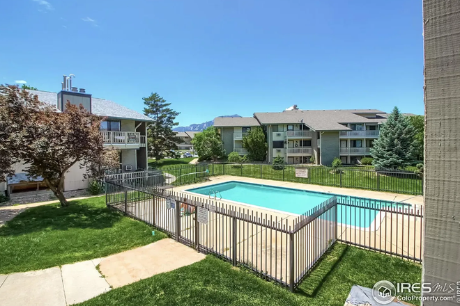 Lawn & Pool - Apartment near east campus, on the corner of Baseline and Foothils