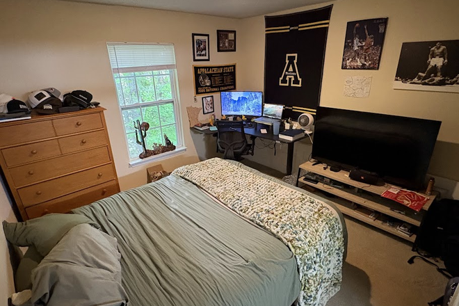 Room - Mountaineer Village Apartments