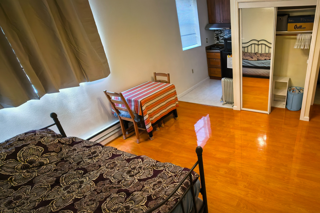 Studio 1 - Quiet & Safe Private Studio in Central Richmond; Close to USF, bus 38, 31, 29 & 5, shopping & dining Duplex