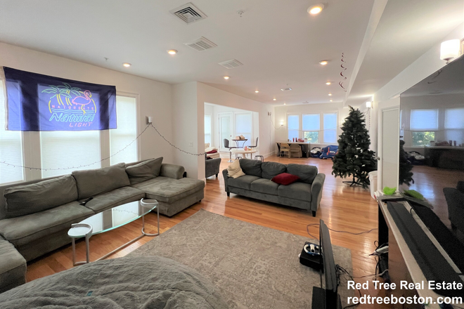 ... - NEWLY RENOVATED 8 BEDS/ 8 BATHS