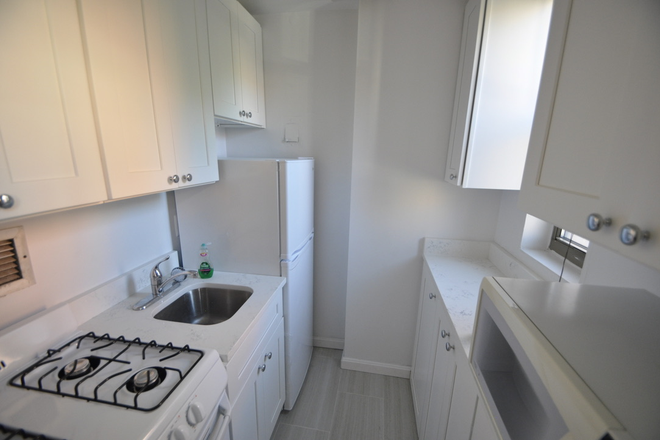 Large Kitchen - PRIME ROSSLYN LOCATION Spacious Studio Apartment 383 SF Close Rosslyn Metro, GU, GWU