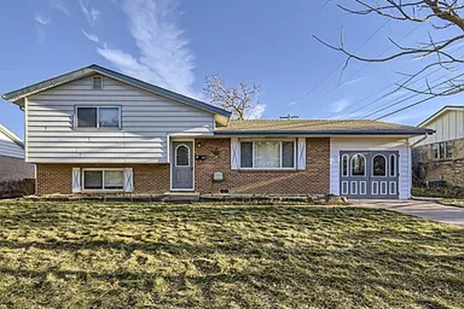 Front of the house - House close to campus