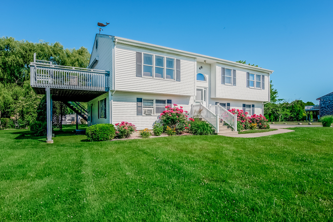 Front of House - Available for a group of 5! Gorgeous raised ranch! House
