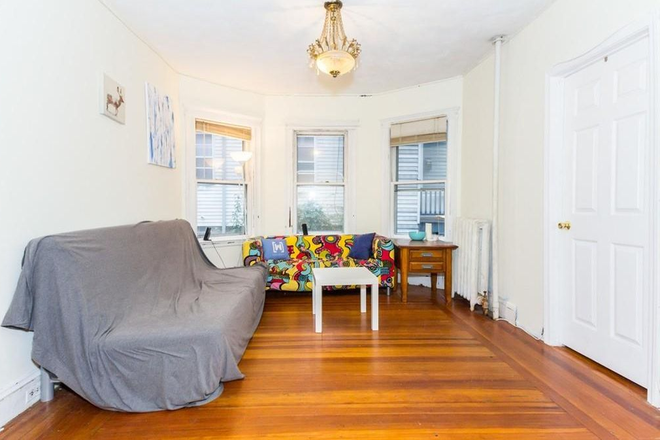 living room - Spacious 4BR/1BA Apartment Near Tufts – Available June 1, 2026 – $1,100/Room