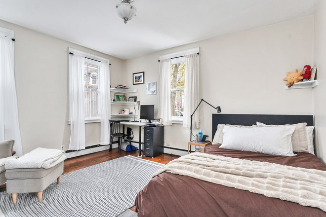 Main room - Sunny studio available July 1 Apartments