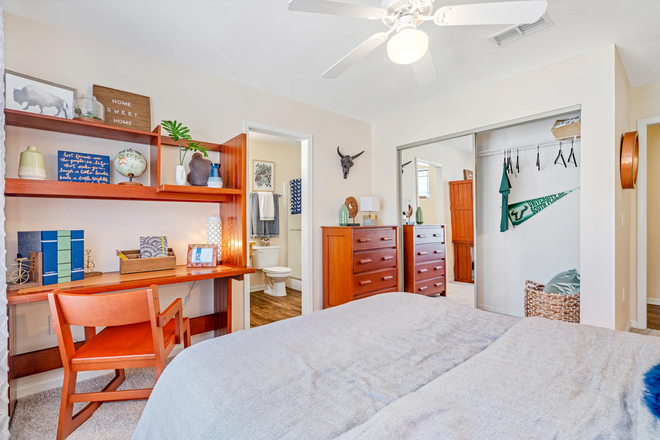 Bedroom - Forest Lake Student Apartments