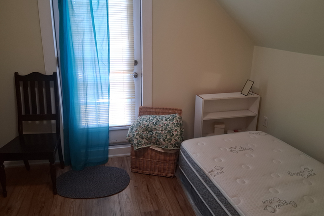 Bedroom - Sunny New Apartment in Victorian Home