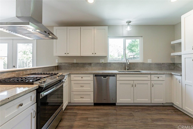 Kitchen - 3 bedrooms in a house walking distance to campus/ Open for double occupancy