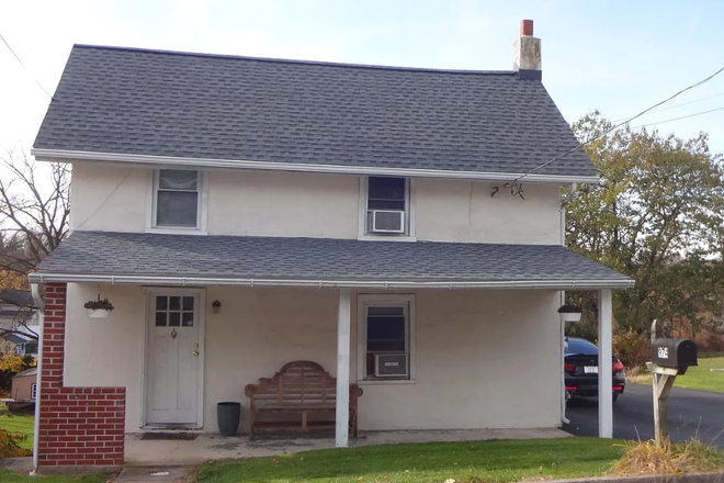 Single Home with Plenty of Driveway Parking - Single Home with large backyard - Student Approved Housing