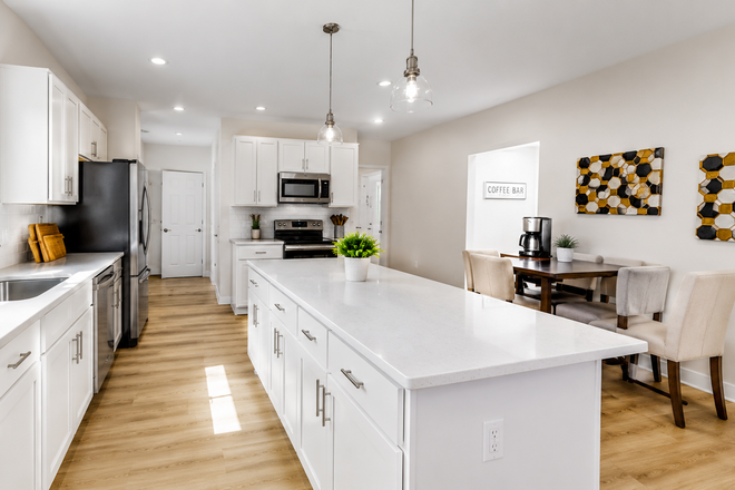 kitchen and coffee nook - Furnished Shared Student Housing House