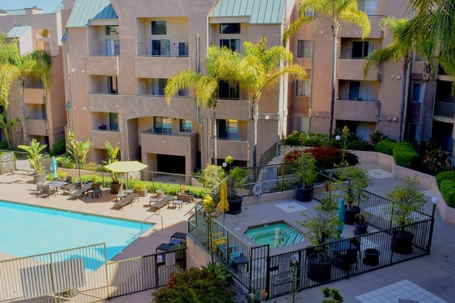 Property - Beautiful Shared& Private Bedroom In Furnished Apartment-Fall Quarter Short Term Available