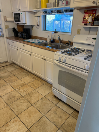 Kitchen - 2 Bedroom close to campus