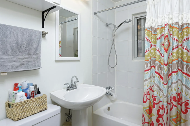 Upstairs Full Bath - 4 Bedroom, 2.5 Bath Home for Rent in Morris Heights