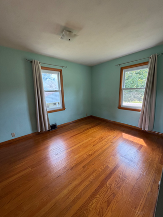 bedroom 3 - 3 Bed Room House, very close to campus and college mall