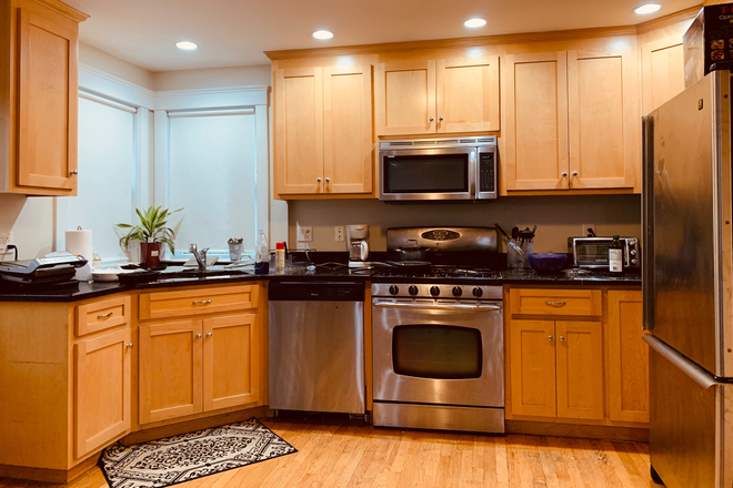 kitchen - LUXURY 5 large bedrooms and 2.5 bathrooms !