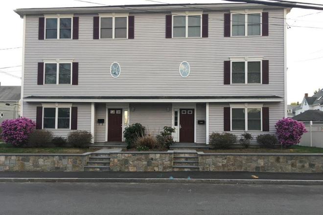 Front of house. I’m on the right, plenty of street parking - 1 bedroom & 1 bath in owner occupied 4 BR 2 1/2 bath townhouse
