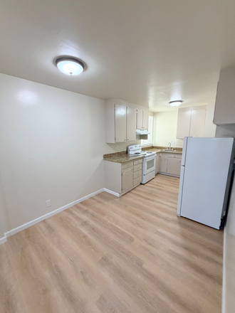 kitchen - Apartment 1 block from Koret Center USF campus