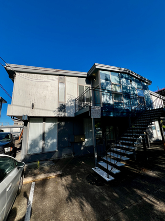 Top, left corner apartment with patio! - 1414 Alder | 2 Minute Walk to UO Campus, Parking Included Apartments