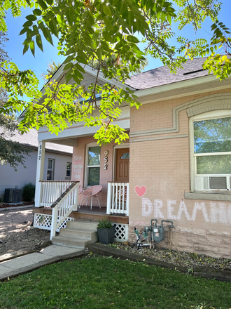 Outside Street View - House on University- Close to campus!