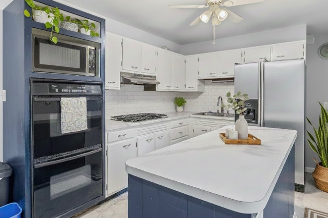 Kitchen - Fully Furnished House: 12 min bus ride from campus!