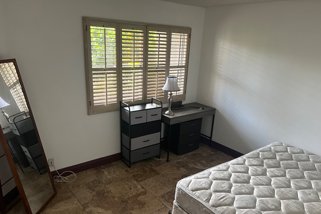 Bedroom - Private room, bathroom/short distance from campus/utilities included
