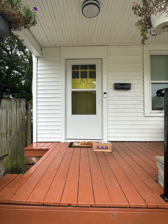 Front Porch - Home Close To Campus
