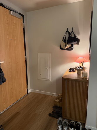 Entry way with bag hooks, mirror, lamp, and storage table - Oliv Boulder